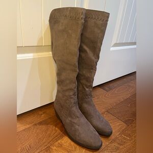 Brown suede boots NWT